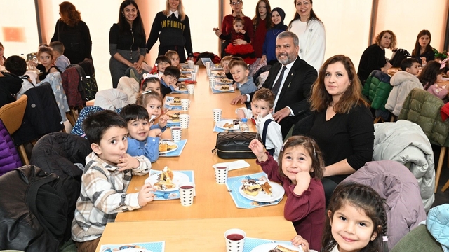 Rektör Adıgüzel, Kreş ve Gündüz Bakımevi'nin 'Bir Yaş Daha Büyüyorum' etkinliğine katıldı