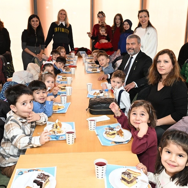 Rektör Adıgüzel, Kreş ve Gündüz Bakımevi'nin 'Bir Yaş Daha Büyüyorum' etkin...