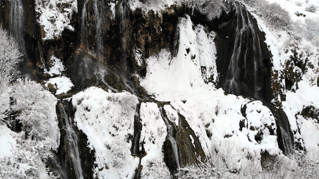 Beyaz gelinliğini giyen Girlevik Şelalesi kışın da göz kamaştırıyor