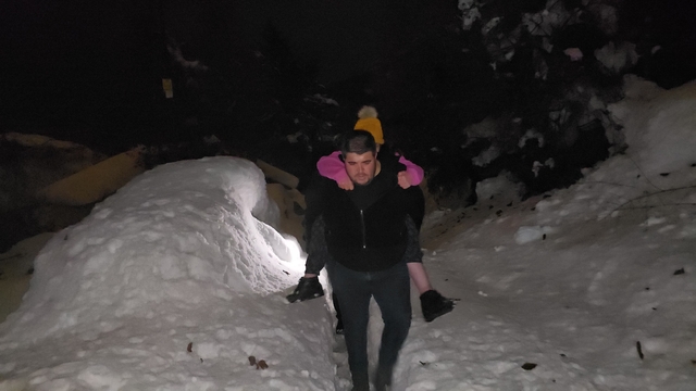 Evlerinde mahsur kalan engelli anne ve kızı ekiplerce kurtarıldı
Kopan elektrik telleri yolu kapattı, ekipler engelli anne ve kızına ulaştı
80 santimetre karda umut operasyonu: Engelli anne sırtlarda taşındı