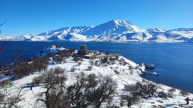 Akdamar Adası beyaz gelinliğini giydi: Doğaseverler adaya çıkarma yaptı