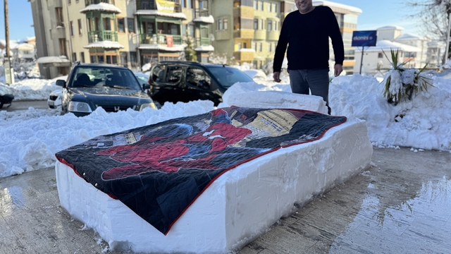 Herkes kardan gelin damat yaparken o yatak yapmayı seçti
Safranbolu'da esnaf dükkan önüne kardan yatak yaptı