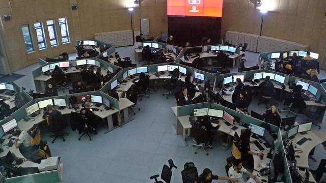 Antalya'da 112 Acil Çağrı Merkezine 2025 yılında 3 milyon çağrı geldi, yüzde 54'ü asılsız çıktı
Çağrı Merkezi görevlilerinden Ferhat Akgül: Asılsız ihbarlarda bulunan 63 kişiye 167 bin lira idari para cezası uygulandı
Çağrı Merkezi Müdürü Mehmet Koçak: "Bu konuda eğitimin çocuklardan başlaması gerektiğini düşünüyoruz"
"Vali Hulusi Şahin öncülüğünde 2025 yılında yaklaşık 100 bin öğrenciye eğitim semineri verildi"