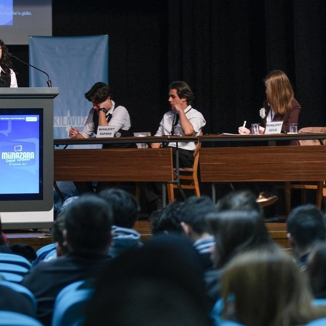 Genç münazırlar, "Bi' diyeceğim var" dedi