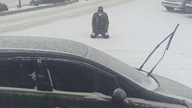 Kar yağışını görünce cadde ortasında secde etti
Elazığ'da kar yağışını gören vatandaş cadde ortasında secde etti