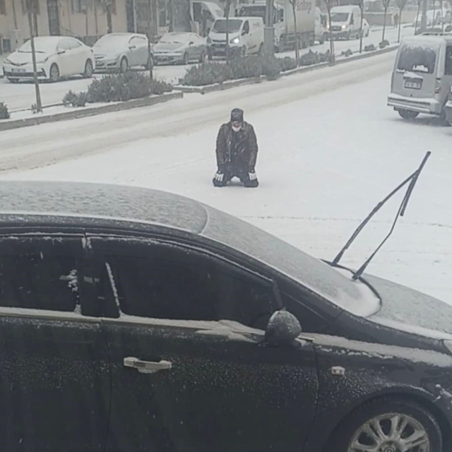 Kar yağışını görünce cadde ortasında secde etti
Elazığ'da kar yağışını göre...