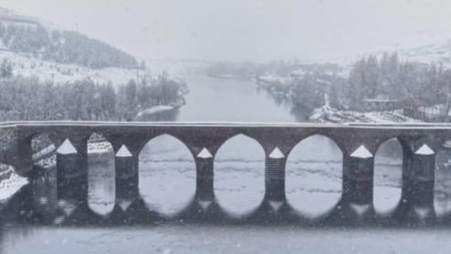 Diyarbakır'ın tarihi mekanları beyaz örtü ile kaplandı
