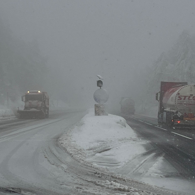 Bolu Dağı'nda hafif kar yağışı ve sis
