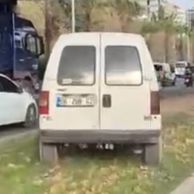 İzmir'de orta refüjü kullanan sürücüye ceza yağdı