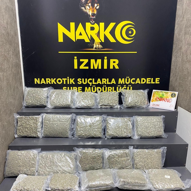 İzmir'de durdurulan araçta 21 kilo skunk ele geçirildi