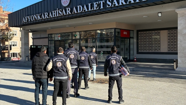 Afyonkarahisar'da göçmen kaçakçılığı iddiasıyla yakalanan 4 zanlı tutuklandı