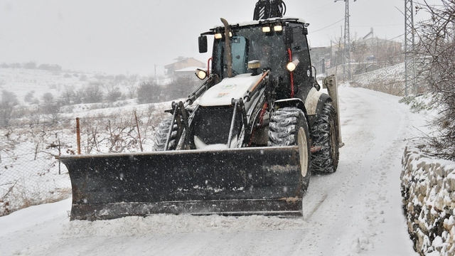 Yeşilyurt'ta karla mücadele aralıksız sürüyor