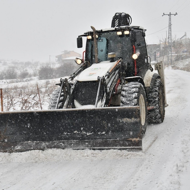 Yeşilyurt'ta karla mücadele aralıksız sürüyor