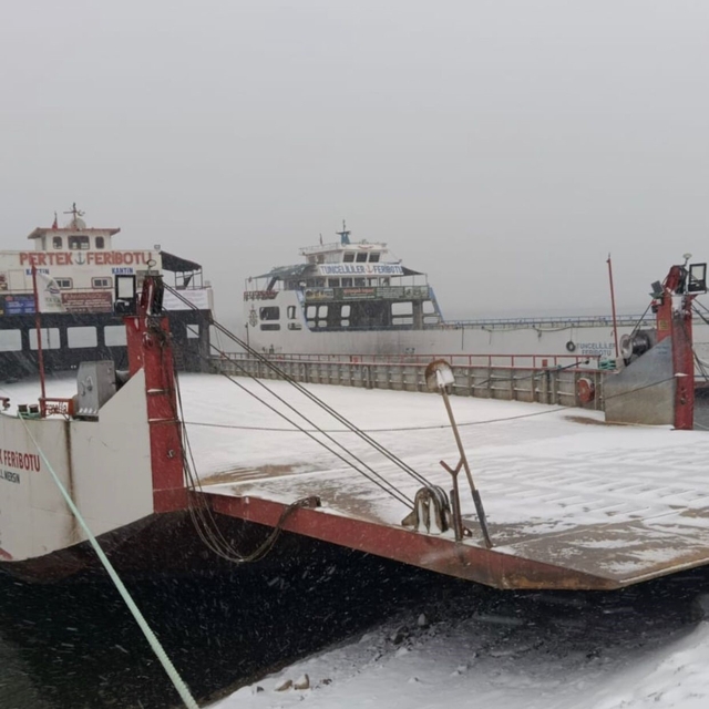 Pertek ve Çemişgezek feribotlarına kar ve sis engeli