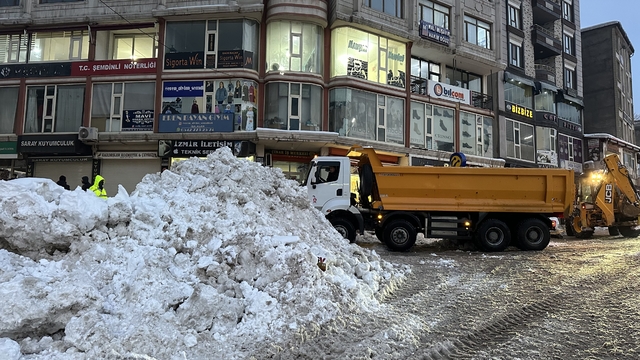 Şemdinli'de karla mücadele çalışmaları sürüyor