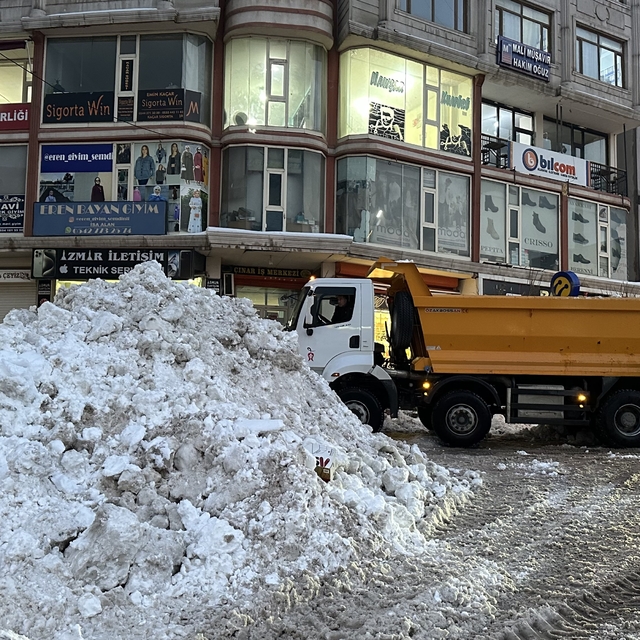 Şemdinli'de karla mücadele çalışmaları sürüyor