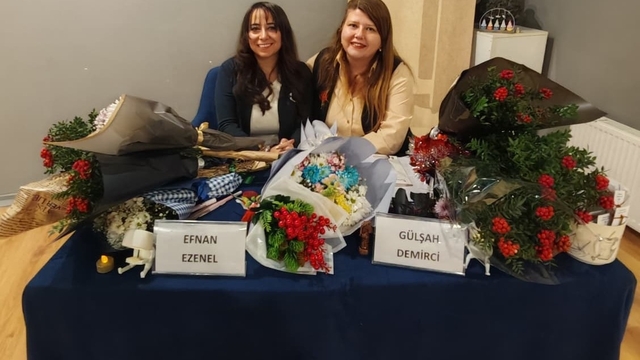 Duyguların ortak rengi: İki akademisyen yazardan şiirin "Bam teli" üzerine
Eskişehirli yazarlar Efnan Ezenel ve Gülşah Demirci ile yeni şiir kitapları üzerine söyleşi
Efnan Ezenel: "İnsan yere ait, göğe özlemli ve çoğu zaman kendi içinde sıkışmış bir varlık"
Gülşah Demirci: "S'övgü Tanığı, övülecek şeyleri görmemiz gerektiğinin altını çizen bir kitap"