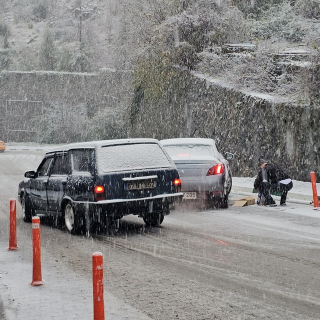 Zonguldak'ta kar yağışı; hastane yolunda araçlar kaydı