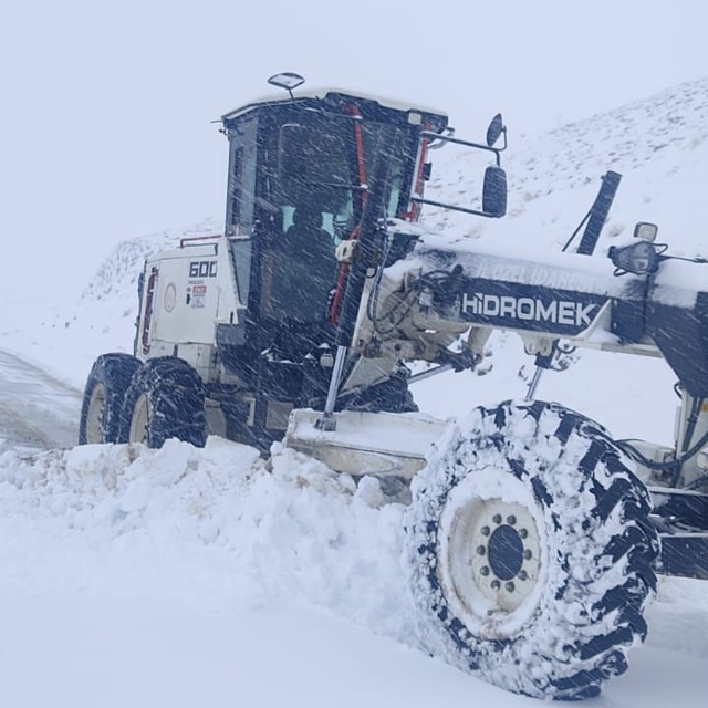 Elazığ'da 311 köy yolu, kardan ulaşıma kapandı