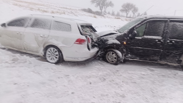 Karlı yolda araçlar çarpıştı: 1 yaralı