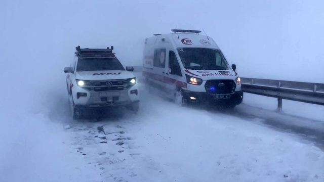 Sivas'ta zincirleme trafik kazası: 4 yaralı
Ekiplerin bir kısmı ve kazayı görüntülemeye gitmekte olan basın mensupları yolda mahsur kaldı