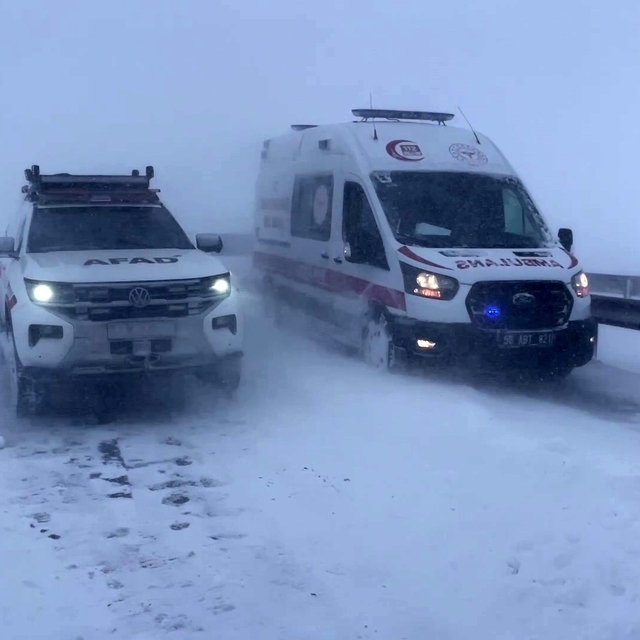 Sivas'ta zincirleme trafik kazası: 4 yaralı
Ekiplerin bir kısmı ve kazayı g...