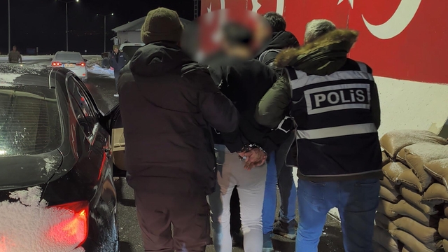 Kuyumcuyu soyup, lüks araç almışlar; 3 gözaltı