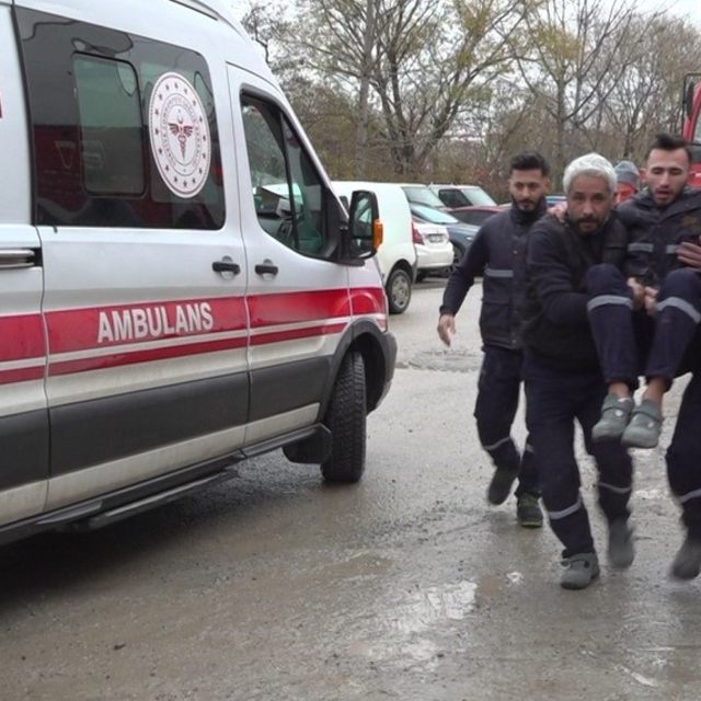 Beton fabrikasında yangın: 2 işçi dumandan etkilendi