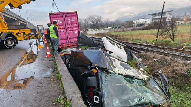 Genç sürücünün hayatını kaybettiği feci kazanın ardından tren yolu açıldı
Tır sürücünün 1 ay önce nişanlandığı ortaya çıktı