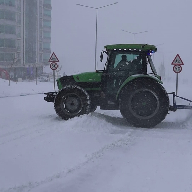 Besni'de yoğun kar yağışı hayatı olumsuz etkiledi