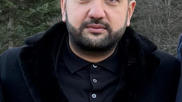 İş İnsanı Cemil Demirel bu kez çocukların içini ısıttı
Çocuklara yeni yıl hediyesi olarak kışlık mont hediye etti