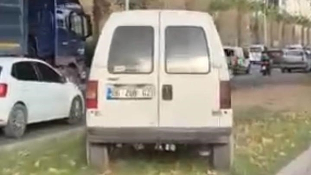 İzmir'de orta refüjü kullanan sürücüye ceza yağdı