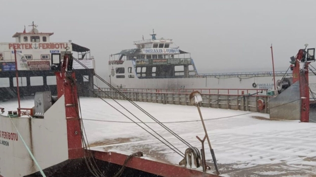 Pertek ve Çemişgezek feribotlarına kar ve sis engeli