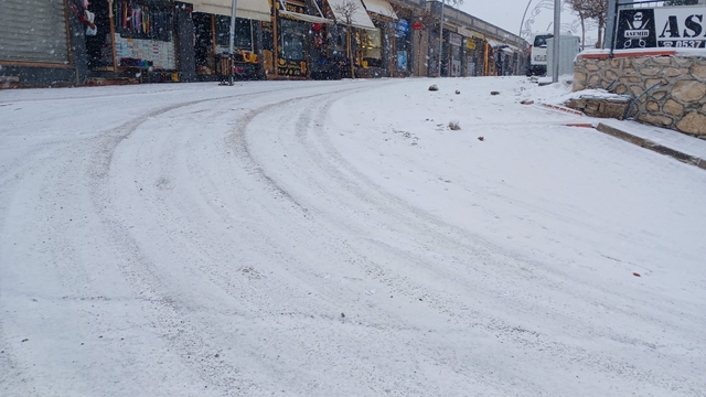 Kulp'ta kar nedeniyle yaşam durma noktasına geldi