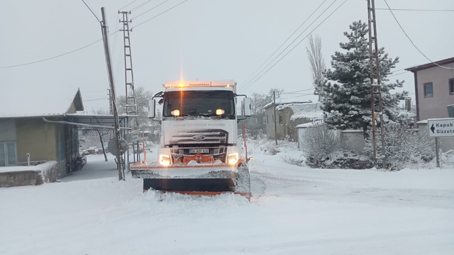 Büyükşehirden karla mücadele: 61 mahalle yolu ulaşıma açıldı