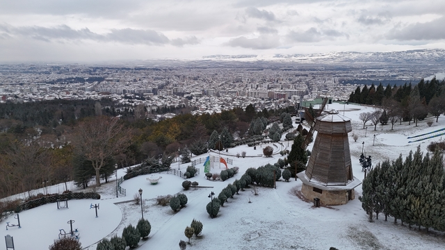 Yılın son karı Eskişehir'i beyaza bürüdü
Karla kaplanan Tarihi Odunpazarı Evleri eşsiz manzaralar sundu
Kentin simgelerinden Porsuk Çayı'nın bazı bölümleri buz tuttu
