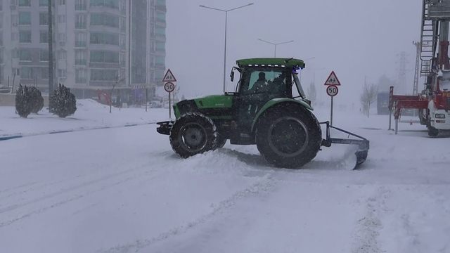 Besni'de yoğun kar yağışı hayatı olumsuz etkiledi