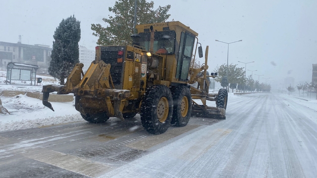 Şanlıurfa'da karla mücadele sürüyor