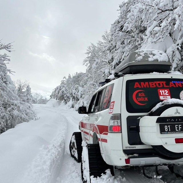 Düzce'de yaşlı hastaya paletli ambulans ulaştı