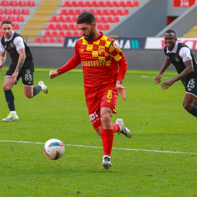 Göztepe'de Ahmed Ildız, Çorum FK'ya transfer oldu
300 bin Euro bedelle tran...