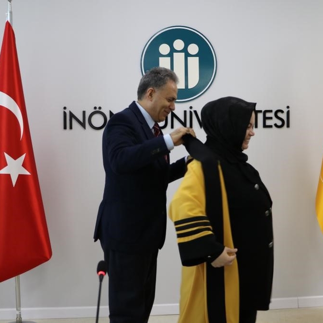 Rektör Akpolat unvanda yükselen akademisyenlere cübbelerini giydirdi