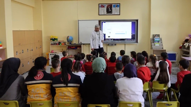 Demirözü'nde öğrencilere sağlık eğitimi verildi acil sağlık hizmetlerinin önemi anlatıldı