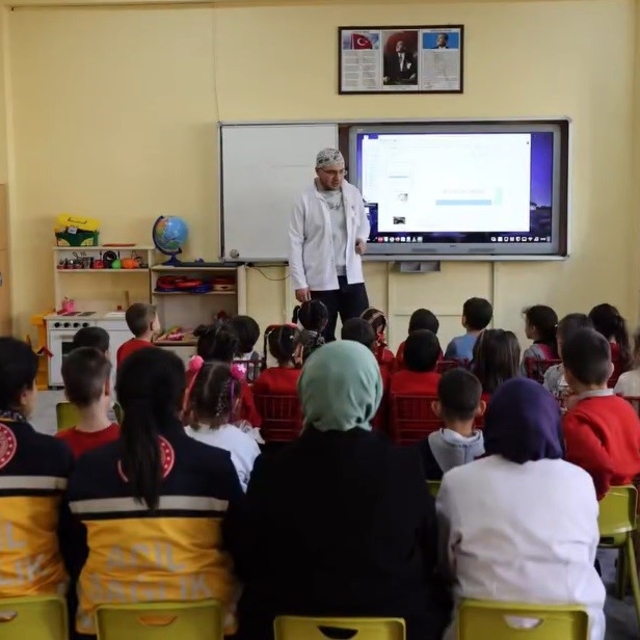 Demirözü'nde öğrencilere sağlık eğitimi verildi acil sağlık hizmetlerinin ö...