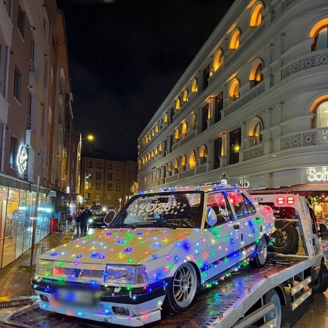 Yılın son günü arabasını ışıklarla kapladı