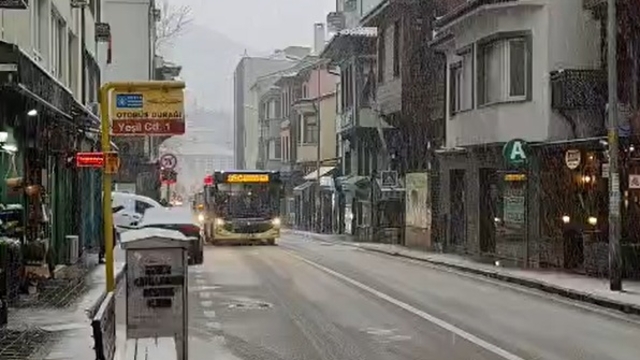 Bursa'da kar yağışı; yüksekler beyaza büründü