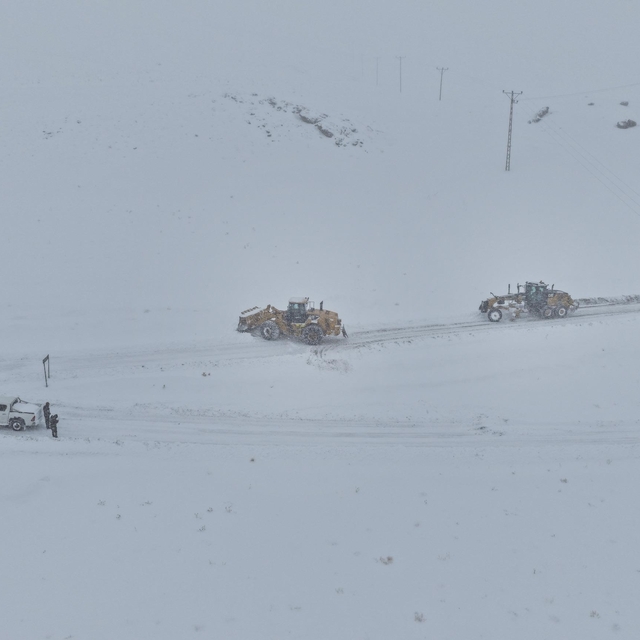 Van'da kardan dolayı kapanan 569 yolun 506'sı açıldı