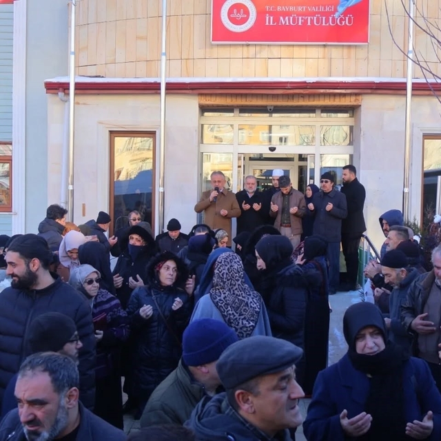 Bayburt'tan umre yolcuları dualarla uğurlandı