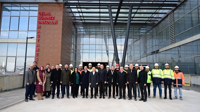 AK Parti heyetinden yapımı süren hastaneye ziyaret etti