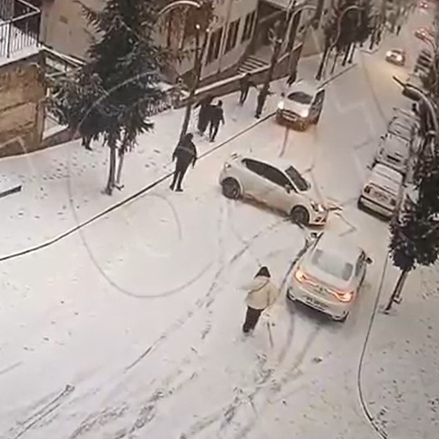 Gümüşhane'de buzlu yolda yokuş aşağı kayan araçlar kamerada