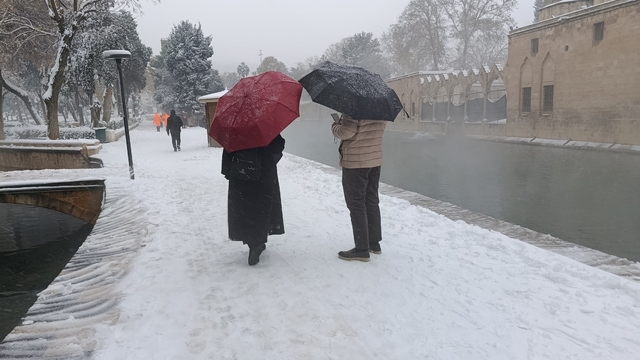 Balıklıgöl beyaza büründü
Kar altındaki Balıklıgöl'de şiir okudu, türkü söyledi